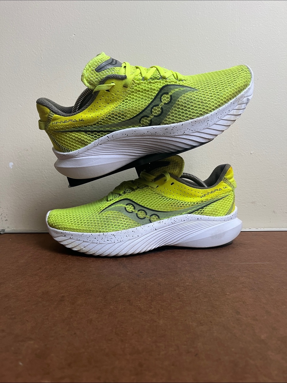 Saucony Women’s Kinvara14 Neon Yellow Mesh Running Sneakers Size US 9.5 EU 41